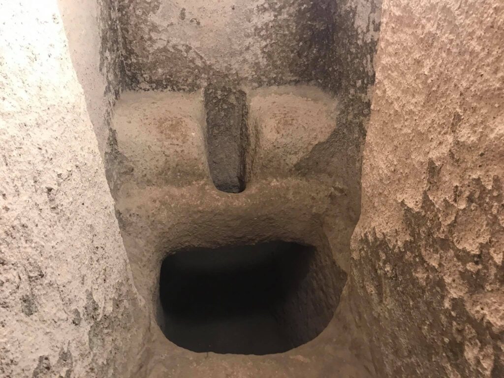 Tatlarin underjordiske toiletter 1024x768 - Tatlarin - en underjordisk by i Cappadocia
