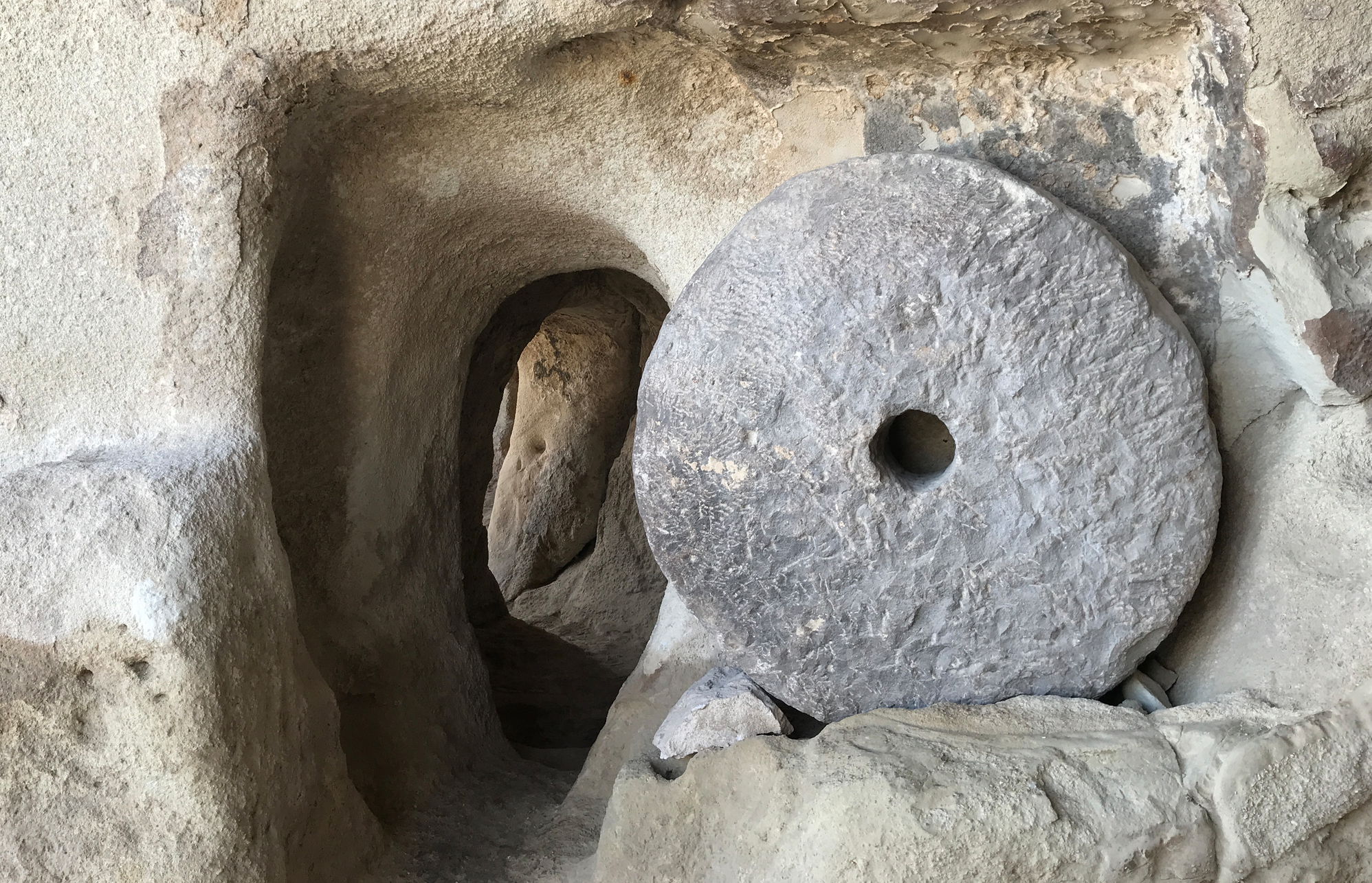 Historien bag Kappadokiens underjordiske byer – hvad kan du opleve? kayasehir møllesten - Historien bag Kappadokiens underjordiske byer – hvad kan du opleve?