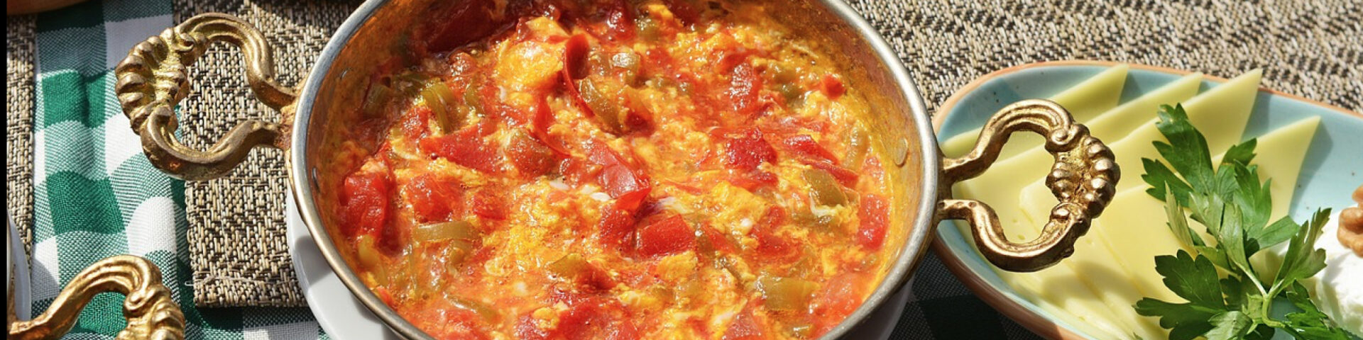 menemen opskrift, tyrkisk røræg opskrift. nemme tyrkiske opskrifter, tyrkiske madopskrifter, nemme opskrifter med tomat, tomat opskrifter, tyrkisk morgenmad, tyrkisk brunch opskrifter, det tyrkiske køkken,