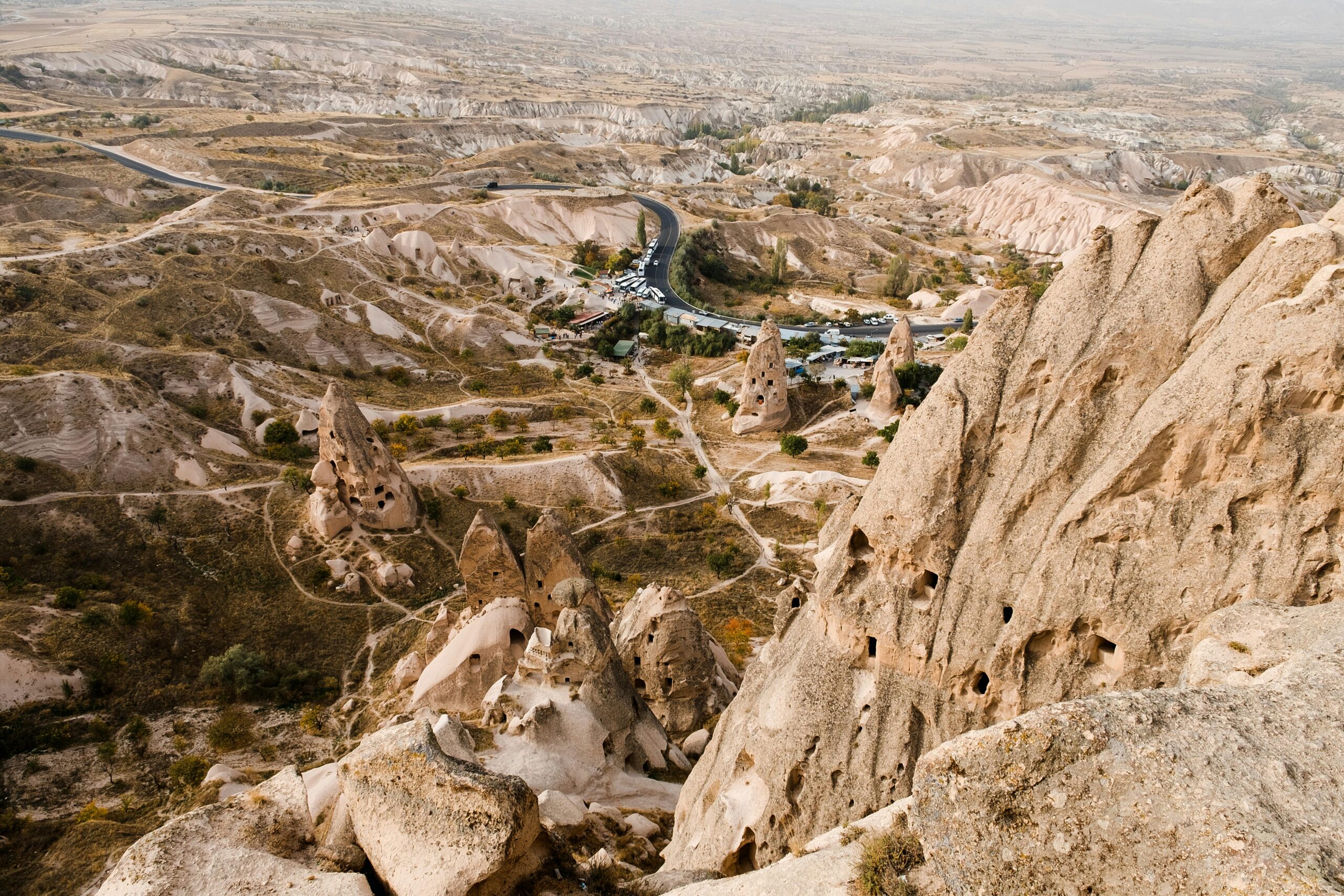 kappadokiens geologi, kappadokien klippeformationer, fairy chimneys tyrkiet, vulkansk landskab kappadokien, erosion i kappadokien, tuffsten kappadokien, geologi tyrkiet, natur i kappadokien, underjordiske byer kappadokien, kappadokien landskab, kappadokien rejseguide, ballonflyvning kappadokien, geologisk turisme tyrkiet, vandreture i kappadokien, vulkaner i anatolien, kappadokien naturfænomener, klippeformationer tyrkiet, geologioplevelser kappadokien, kappadokien naturrejse, kappadokien historie og geologi, rejse til kappadokien, hvad er fairy chimneys, tyrkiets geologi, tuff og lava tyrkiet, seværdigheder i kappadokien, naturvidenskab kappadokien, geologiske formationer tyrkiet